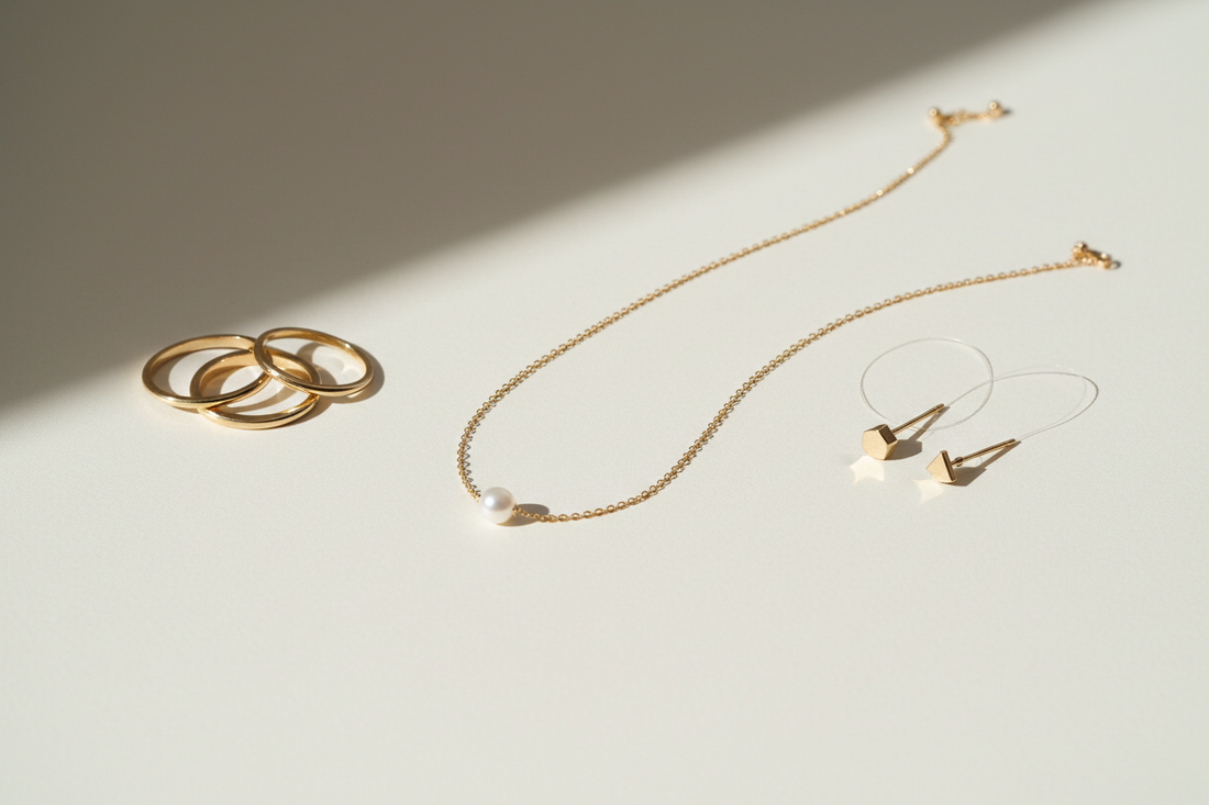 Minimalistyczna biżuteria – dlaczego jest tak ponadczasowa?